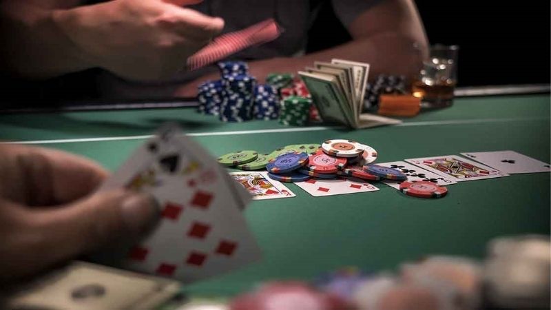 Chiến Thuật Poker - Giữ Chip Hay Tất Tay Đúng Lúc?