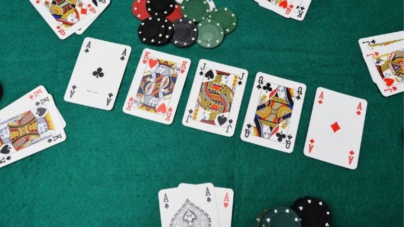 Thùng Phá Sảnh Và Tứ Quý Cái Nào Lớn Hơn Khi So Bài?